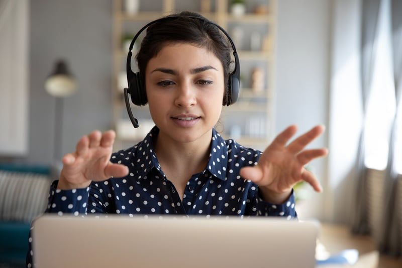 Bild mit Frau mit Headset und Computer 