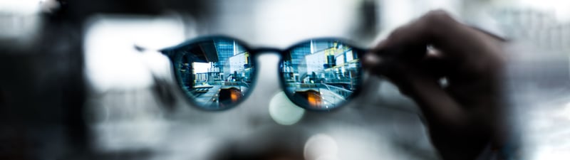 Eine Brille, durch die eine Straße zu sehen ist
