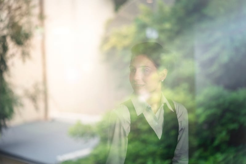 Frau am Fenster