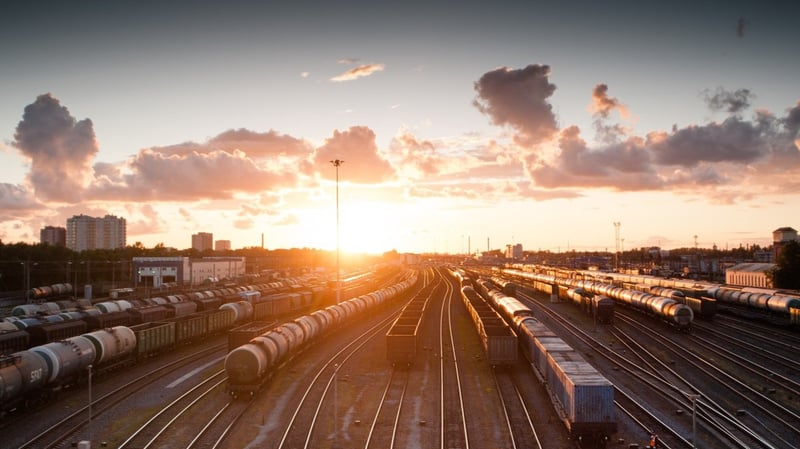Ein Güterbahnhof bei aufgehender Sonne