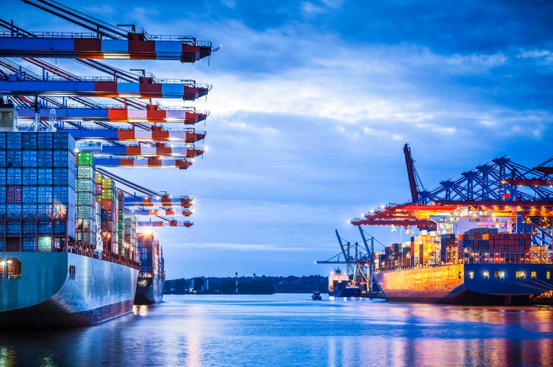 Ein Container-Hafen abends