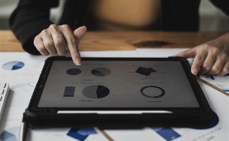 Ein Mensch tippt auf ein Tablet