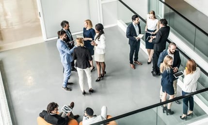 Nach jedem Schritt, den das Unternehmen weiter in Richtung Digitalisierung geht, ist es wichtig, die Mitarbeiter mitzunehmen. Hierfür ist Kommunikation der Schlüssel. (Quelle: sanjeri/iStock)