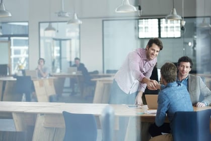 Fast zwei Drittel aller Unternehmen haben aktuelle oder ehemalige Mitarbeiter als Täter ausgemacht, wenn es um Cyberspionage etc. ging (Quelle: Yuri_Arcurs/iStock).