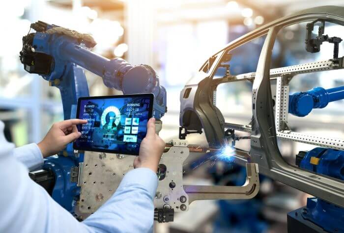 Die manuellen Workflows werden digital, die Non-IT-User zu IT-Anwendern. Das erfordert wiederum eine neue IT-Support- und Service-Struktur.