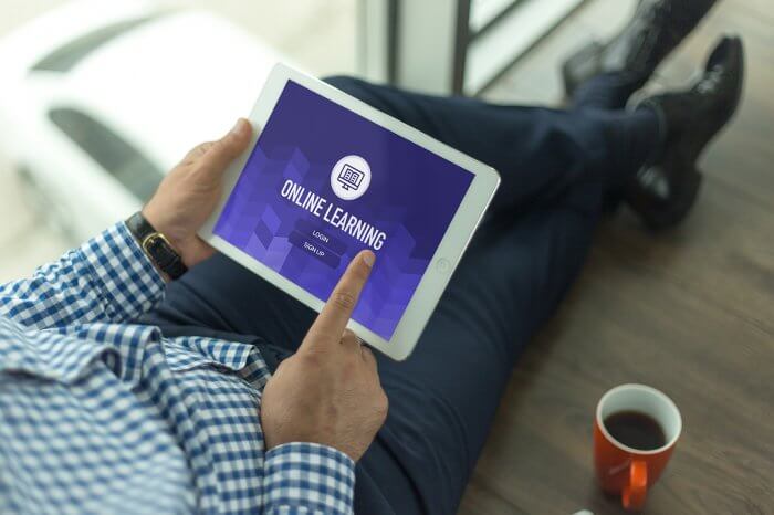 Eine Möglichkeit sind E-Learning-Plattformen, die den Zugriff auf den gleichen Arbeitsplatz von jedem Gerät der Welt ermöglichen. (Quelle: iStock/cigdemhizal)