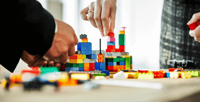 Szenisches Foto von gebauten Lego-Steinen.