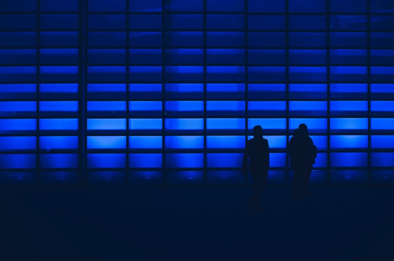 Symbolbild: 2 Personen in futuristischem Raum