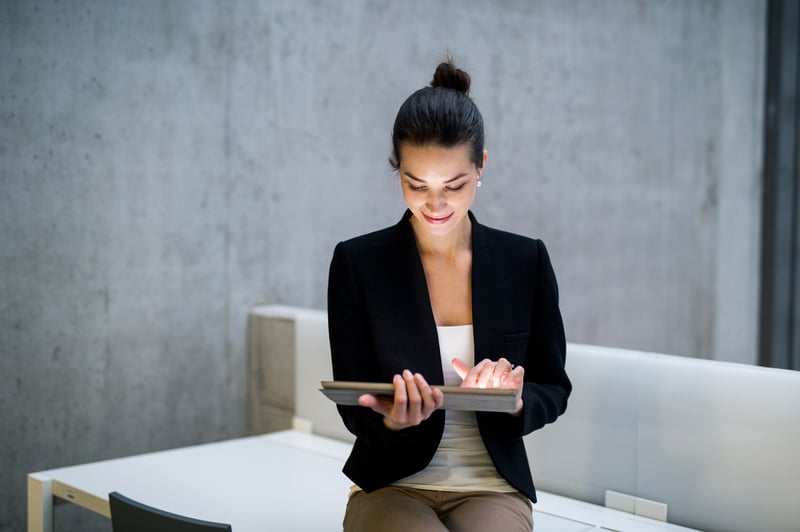 Frau mit Laptop