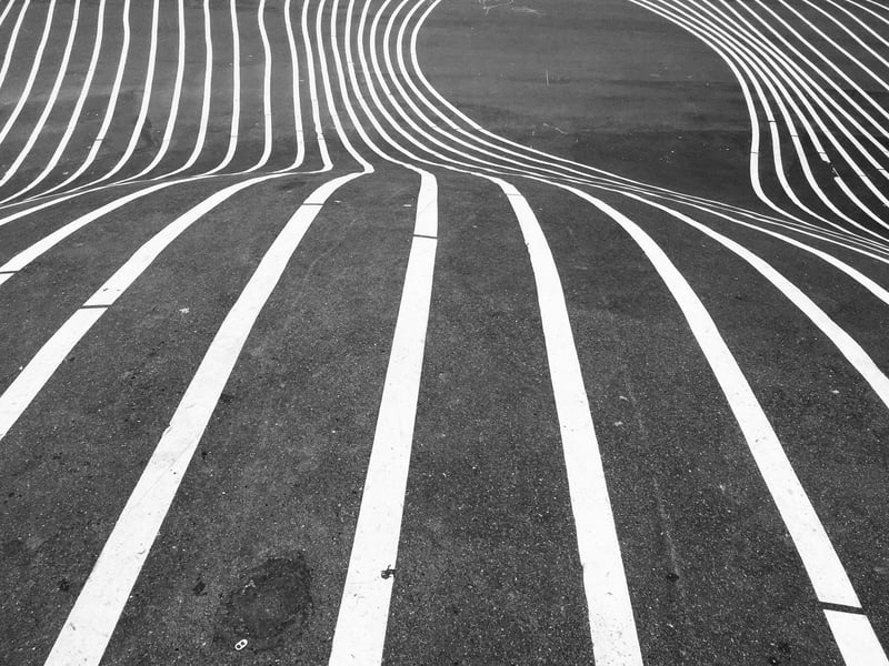 Weiße Linien auf schwarzem Hintergrund