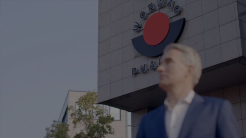CEO von Wörwag vor Firmengebäude