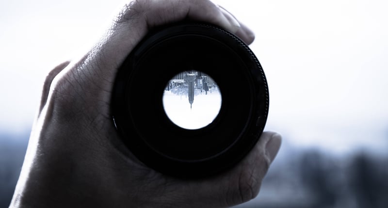 Fernglas mit Blick durch die Linse auf Stadt
