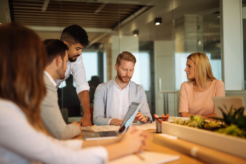 Menschen an Tisch in Business-Situation