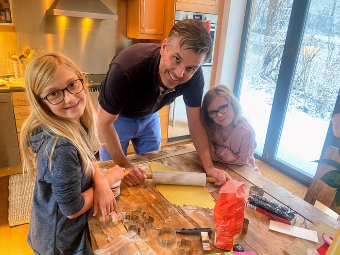 Lukas Kerschbaum macht Kekse und Plätzchen für das große Backen