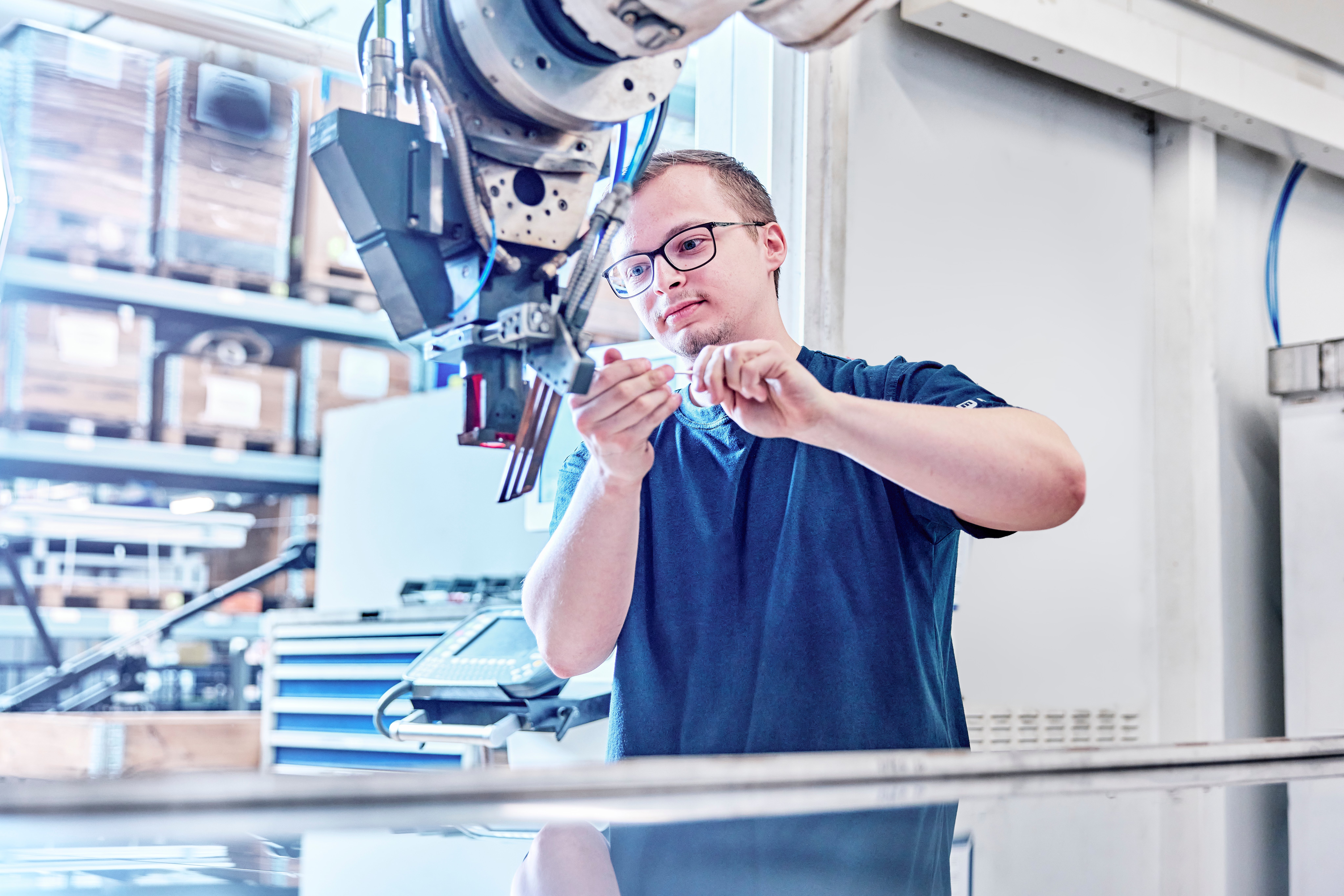Ein Mann arbeitet an einer modernen Maschine