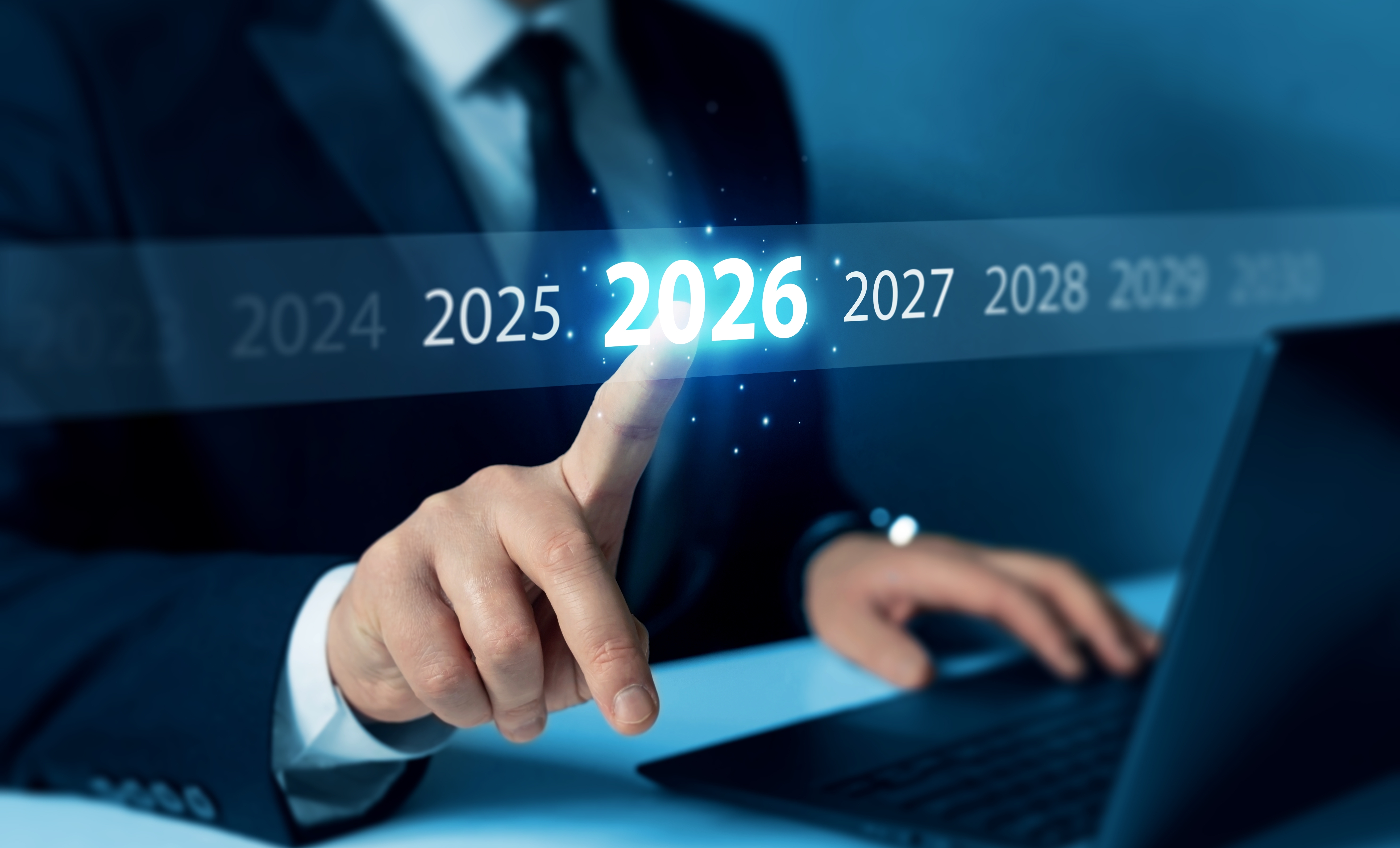 Symbolbild: Geschäftsmann wählt Jahr 2026 auf Touch Screen aus