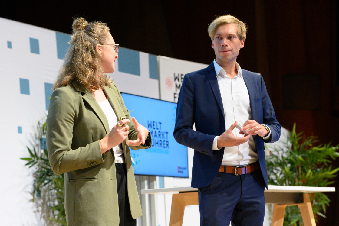 Szenisches Bild von Nora Zallmann und Patric Huchtemeier. 